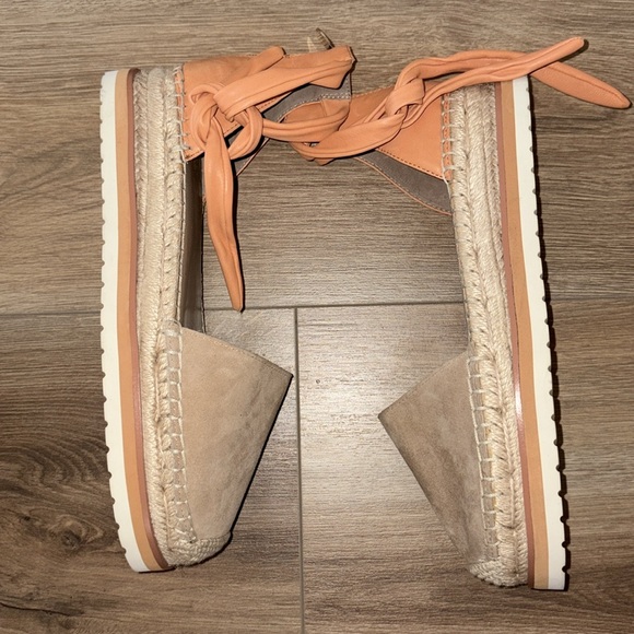 Vince Camuto Tan and Orange Espadrilles, size 9 1/2m. - Picture 3 of 6